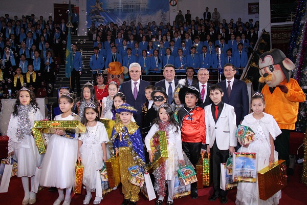 Аким ЮКО от имени президента РК вручил детям ноутбуки