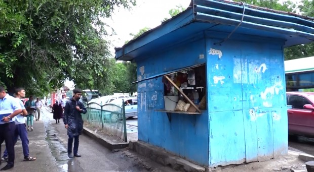 Центр Шымкента очищают от ларьков