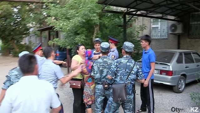 В Шымкенте владельцы суточных квартир накинулись на полицейских с кулаками