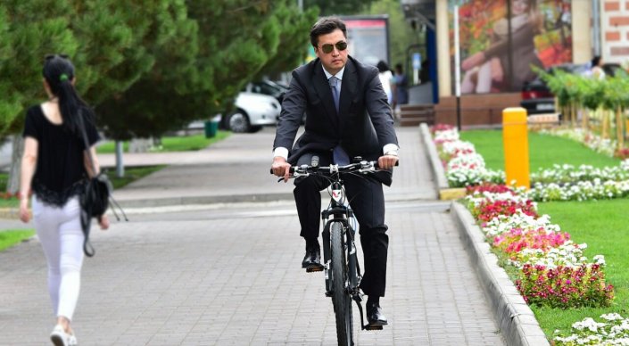 Аким Шымкента отказался от авто в пользу велосипеда