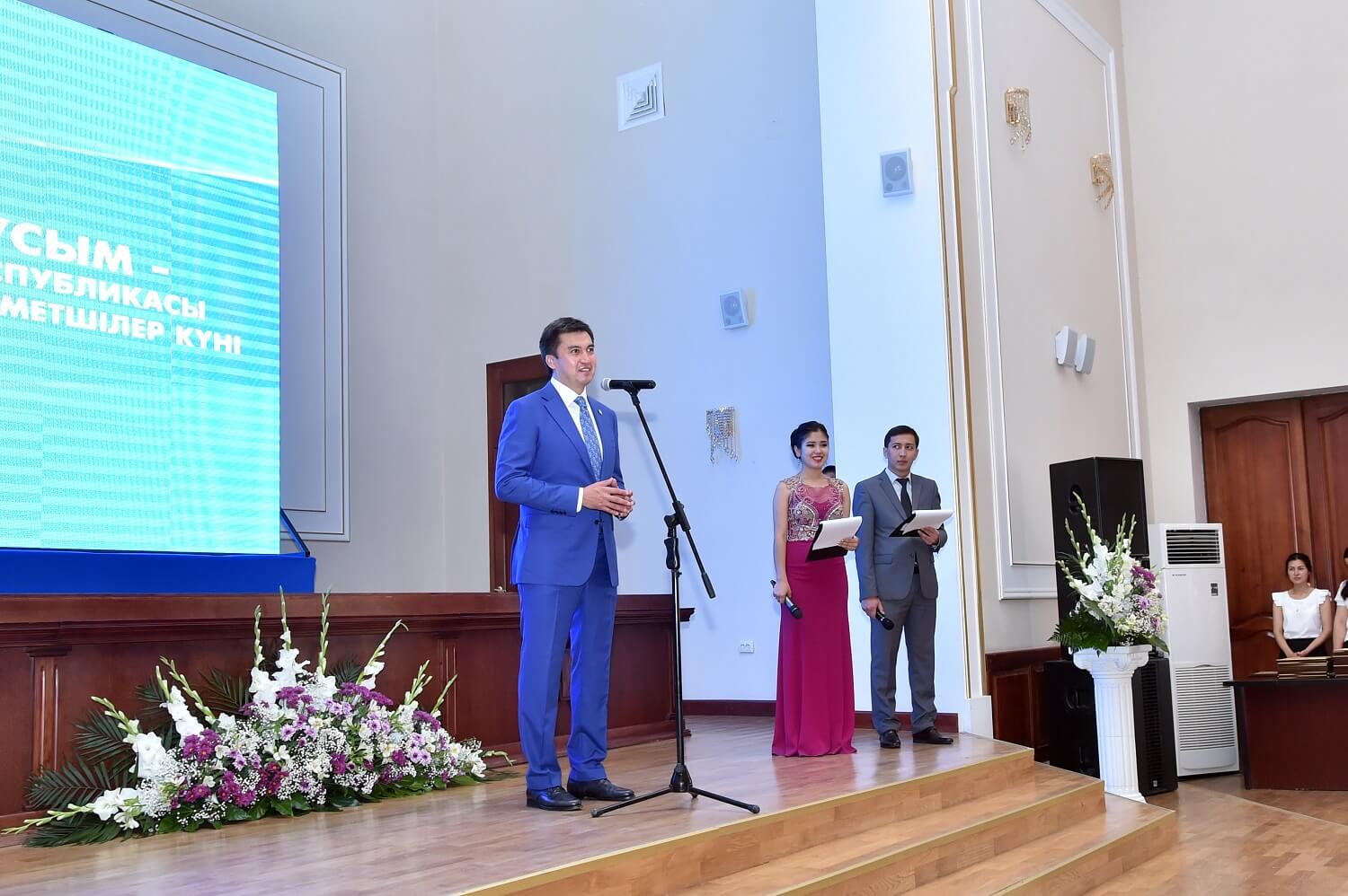 Казахстанские госслужащие отметили свой профессиональный день