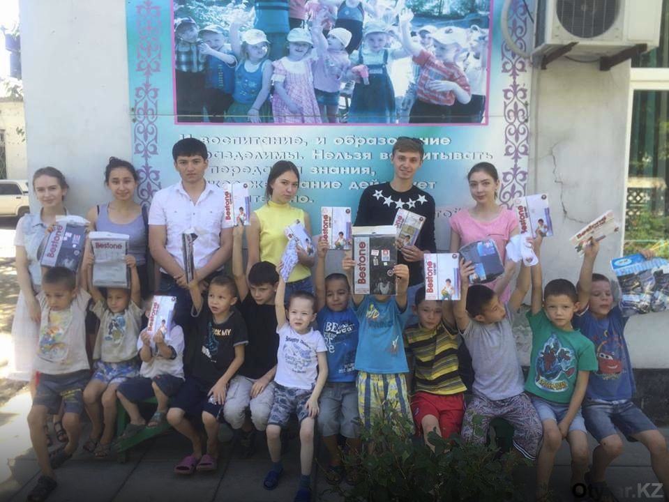 Шымкентские школьники потратили денежный приз на детей из приюта