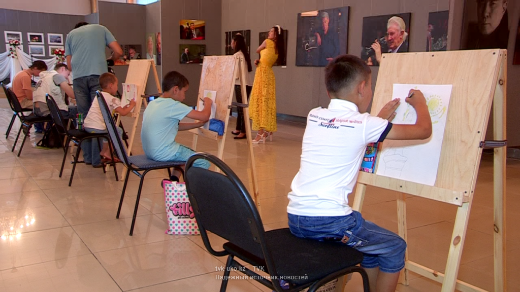Выставка рисунков подростков с ограниченными возможностями открылась в музее искусств