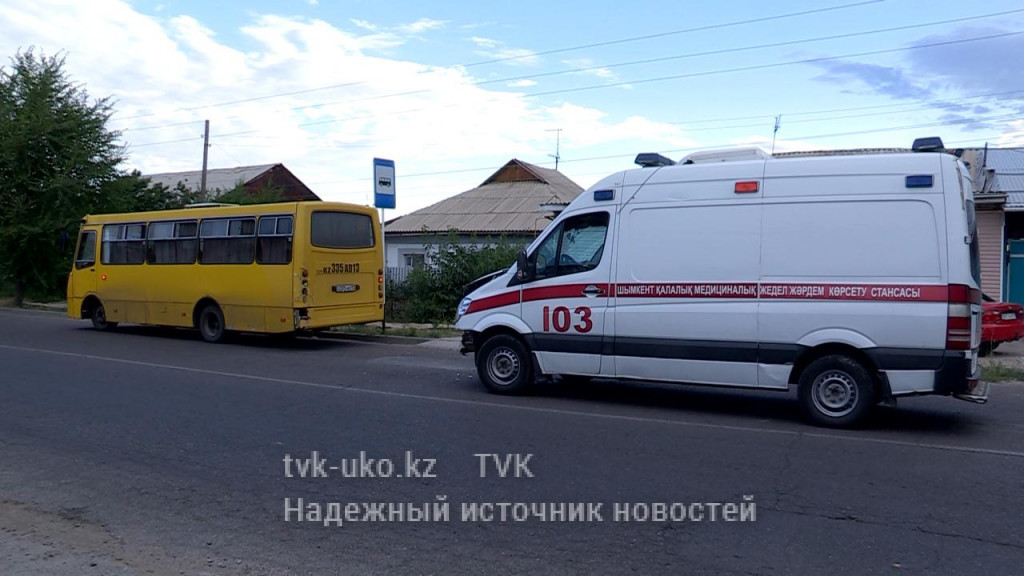 В Шымкенте «скорая» с пациентом врезалась в автобус