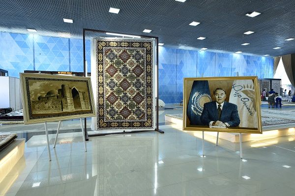 В ЮКО проходит выставка ковров «Ұлы дала кілемдері»