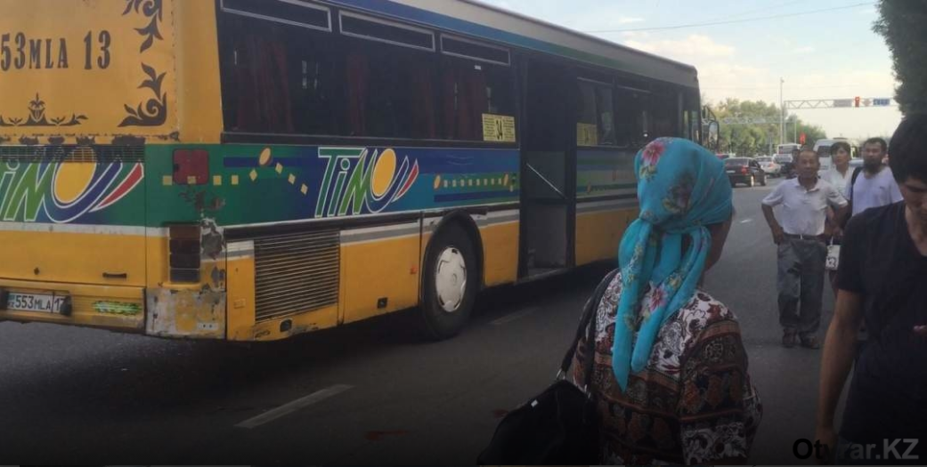 В Шымкенте под пассажирский автобус попала женщина