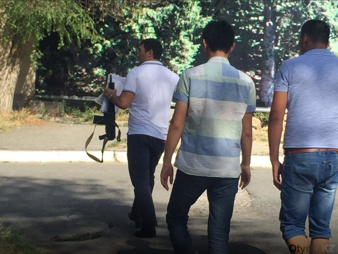 В Шымкенте задержаны двое мужчин с огнестрельным оружием