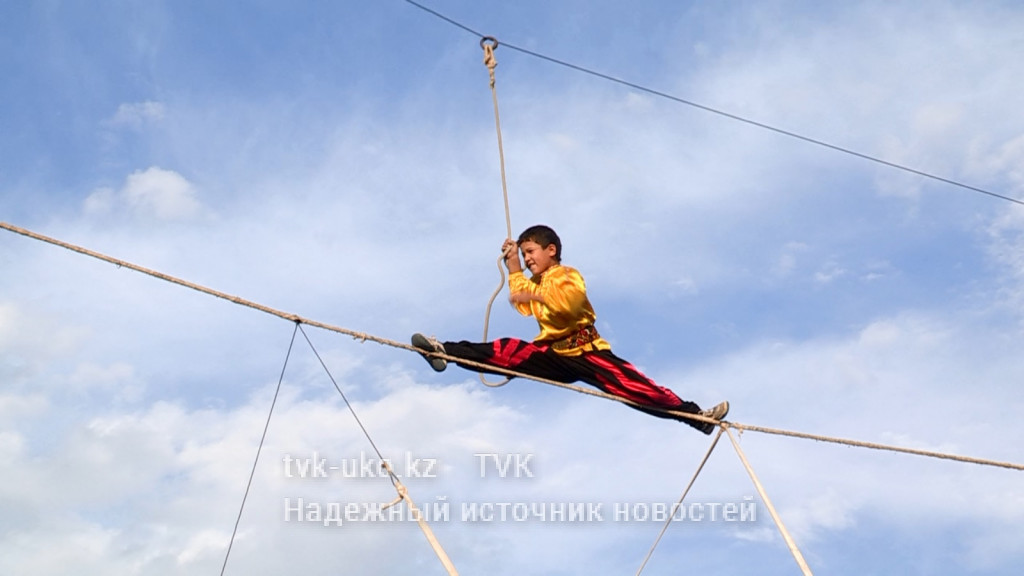 В Шымкенте циркачи дают представления под открытым небом