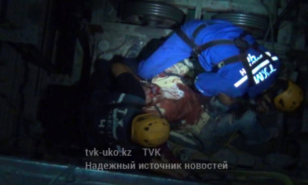 В Шымкенте мужчина упал в шахту лифта (Видео спасательной операции)