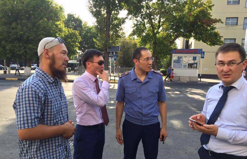 Ведущих пропаганду экстремизма продавцов мобильных телефонов выявляют в Шымкенте