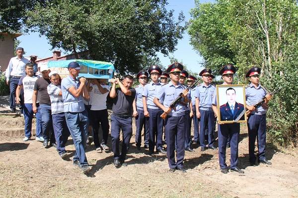 Южноказахстанцы проводили в последний путь своего земляка - лейтенанта полиции Мейрамбека Рахматуллаева