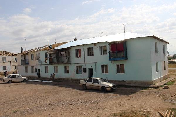 Казыгуртские предприниматели оказали спонсорскую помощь и отремонтировали крыши многоэтажных домов