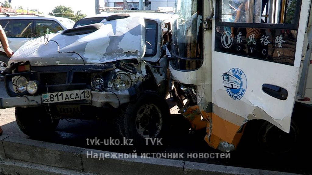 В Шымкенте автобус снес четыре автомобиля