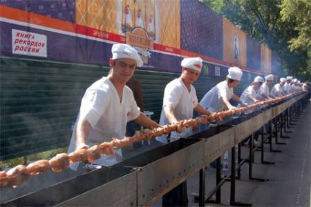 Как повар из Шымкента приготовил самый длинный в мире 67-метровый шашлык