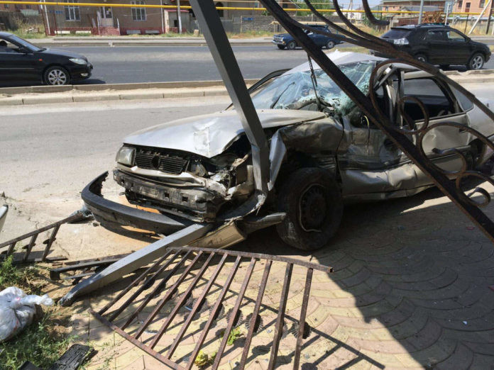 В Шымкенте автовладелец сбил летний гараж и чужую машину