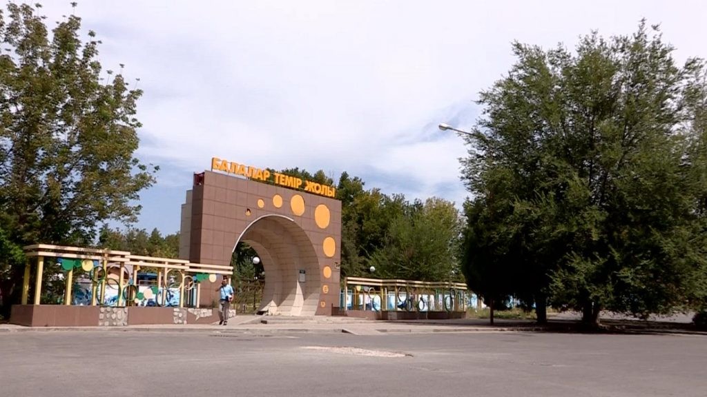 Жители Шымкента возмущены, что детская железная дорога не работает