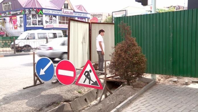 В Шымкенте возобновили строительство надземного перехода по Темирлановскому шоссе