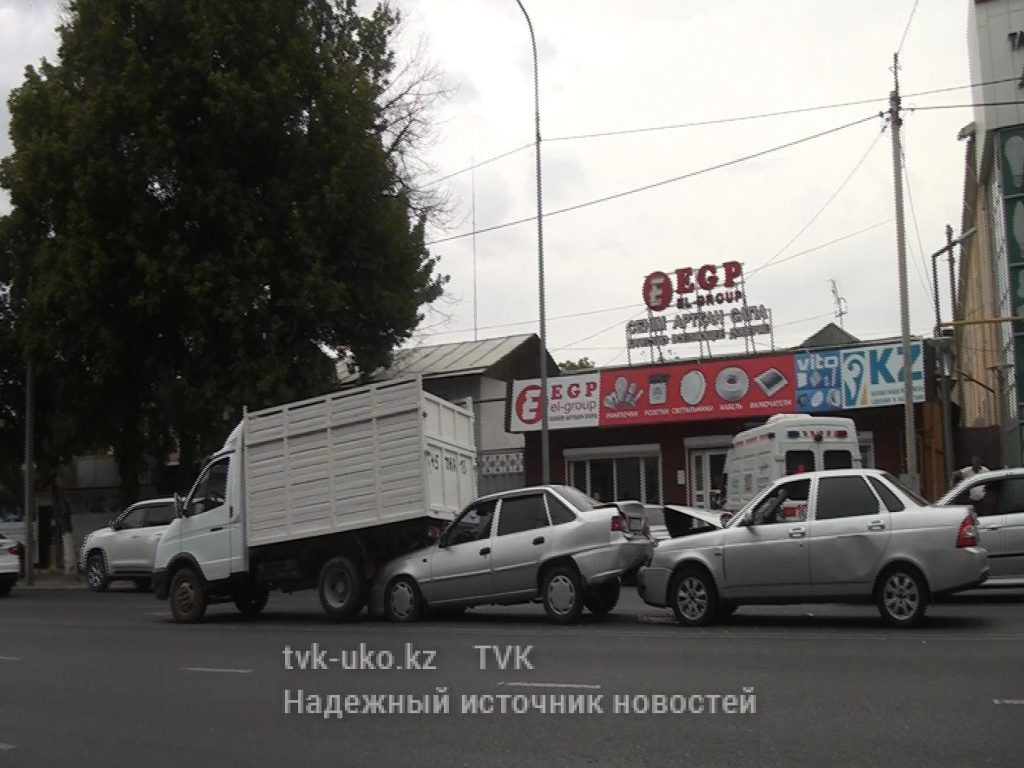 Три машины столкнулись в центре Шымкента