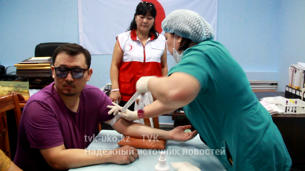 Актеры южноказахстанского театра сатиры и юмора, сдали 10 литров крови