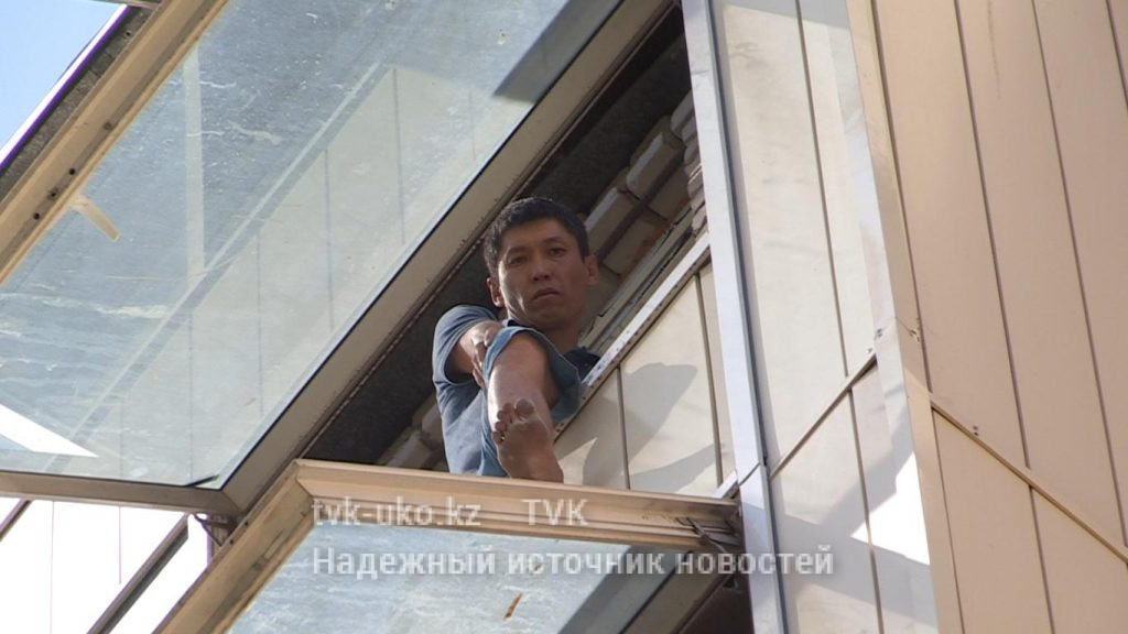 В Шымкенте должник по кредиту угрожал сброситься из окна 8 этажа