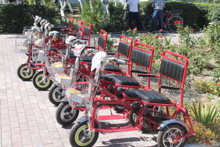 В городе Кентау 20-ти людям с ограниченными возможностями вручены электронные коляски