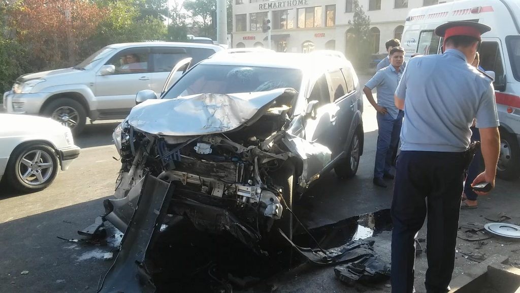 Водитель «Mercedes» погиб после жесткого столкновения с внедорожником (видео)