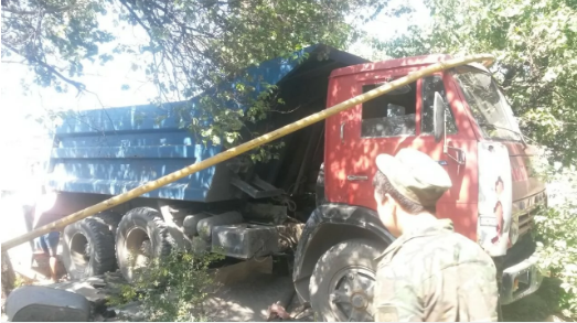 В Шымкенте грузовой автомобиль въехал во двор частного дома (фото)