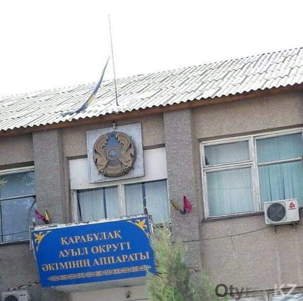 В селе Карабулак ЮКО опровергли информацию о плачевном состоянии флага на здании акимата