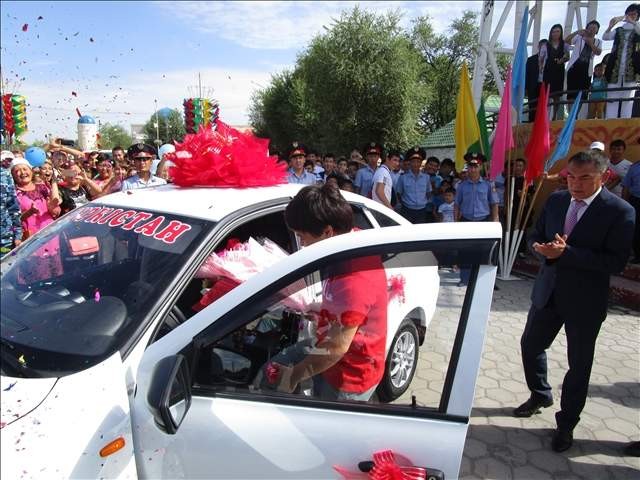 Туркестанцы подарили Жазире Жаппаркул автомобиль «Лада Гранта»