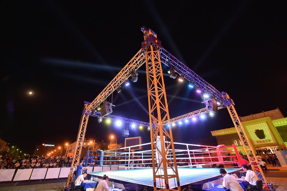 В Шымкенте, на площади Аль-Фараби, прошли боксерские поединки (Фотоотчет)