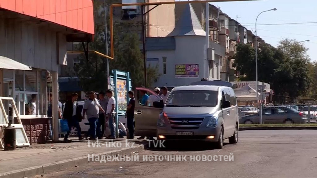 Нелегальных пассажироперевозчиков гоняли у рынка «Комешбулак» в Шымкенте