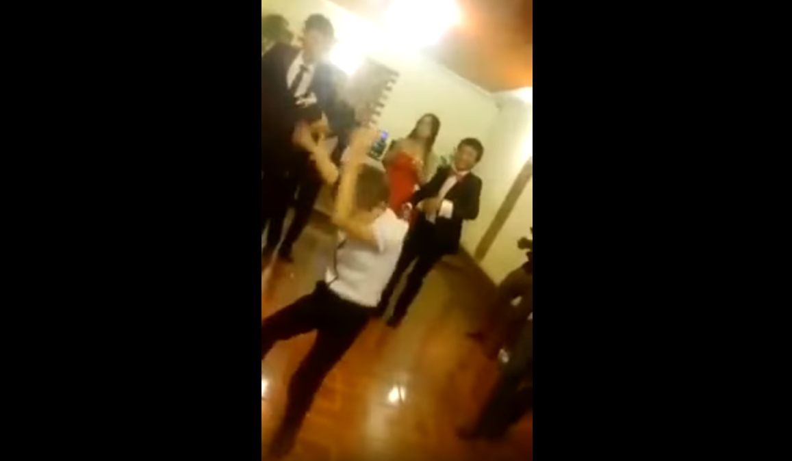 Пьяный ребенок развлекал всех на свадьбе в Шымкенте (Видео)