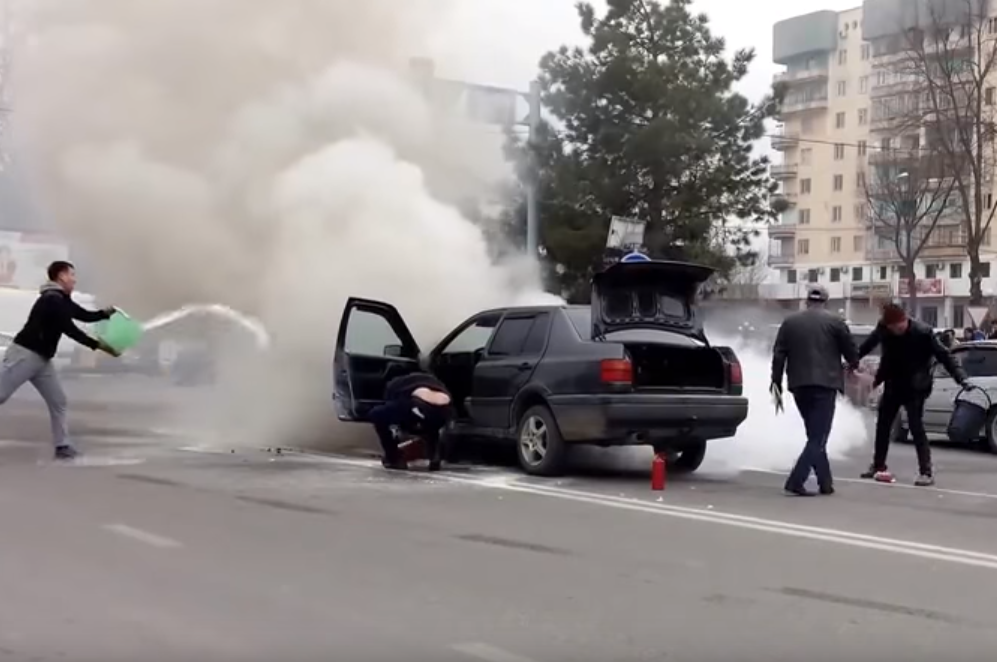 Автомобиль горел напротив центрального парка (Видео)