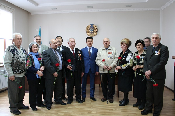 В Южном Казахстане наградили ветеранов промышленного производства