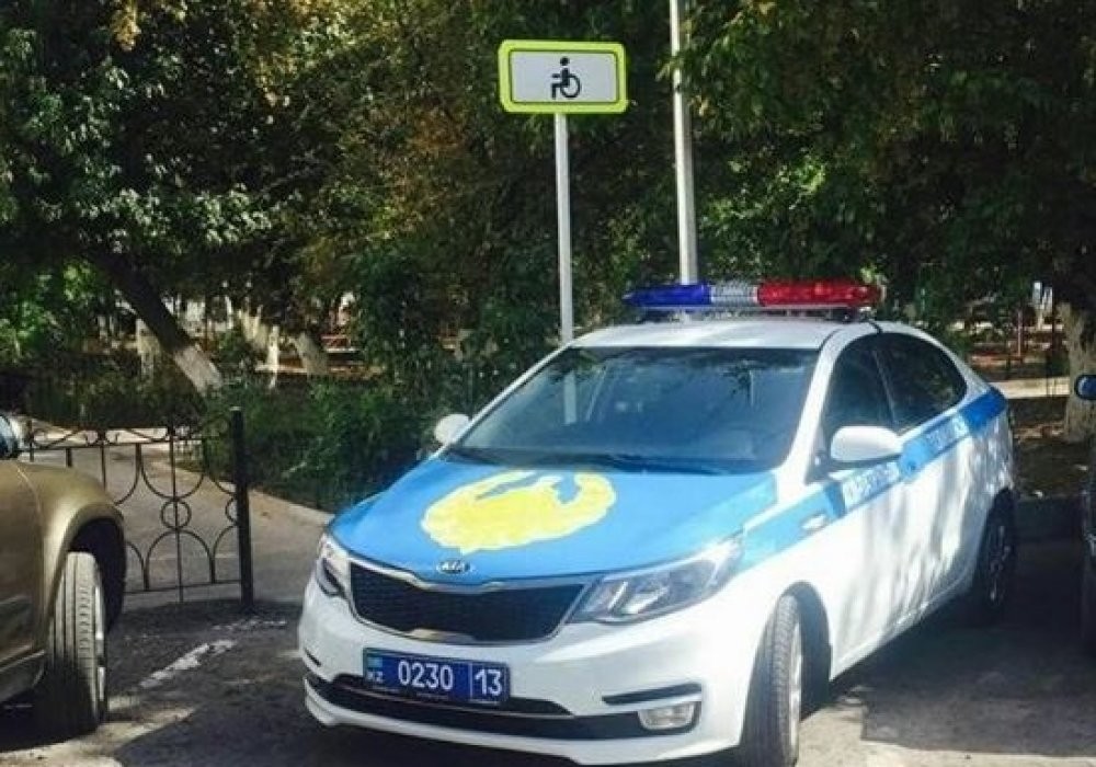 Солидный штраф заплатит полицейский за парковку на месте для инвалидов
