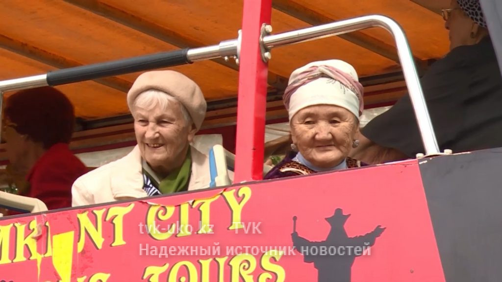В Шымкенте пенсионеров прокатили на 2-этажном автобусе