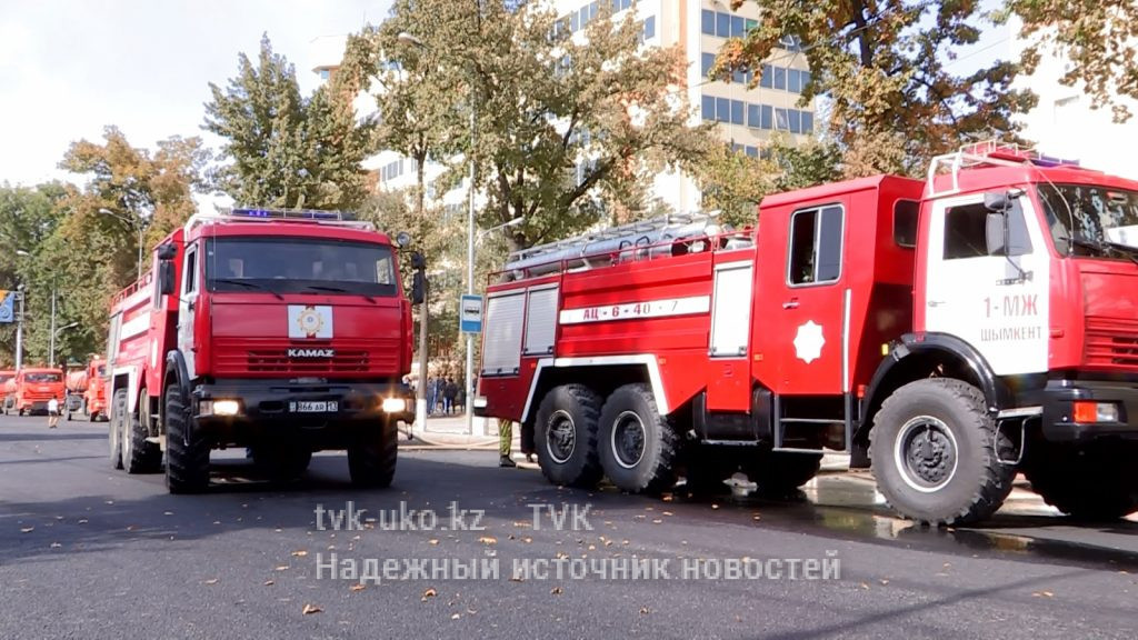 Крупный пожар в центре Шымкента. Загорелось три квартиры (видео)