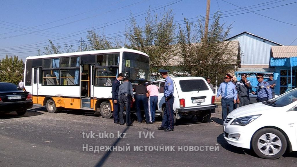Пассажирский автобус спровоцировал серьезное ДТП в Шымкенте
