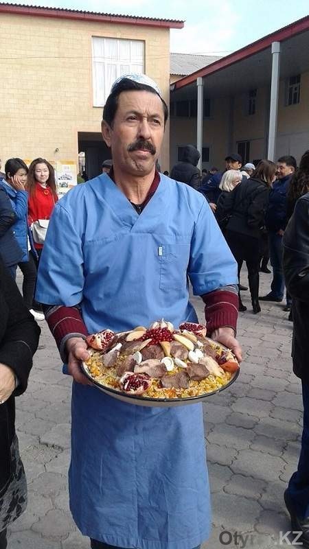 1500 килограмм плова приготовили ошпазы на фестивале плова в Шымкенте