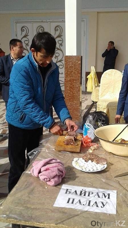 1500 килограмм плова приготовили ошпазы на фестивале плова в Шымкенте