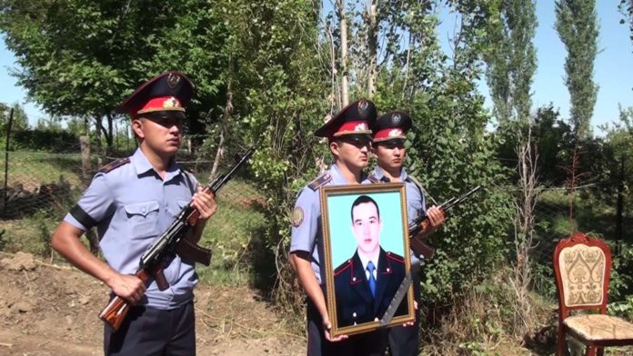 В акимате ЮКО разъяснили ситуацию с компенсацией семье полицейского, погибшего во время теракта в Алматы
