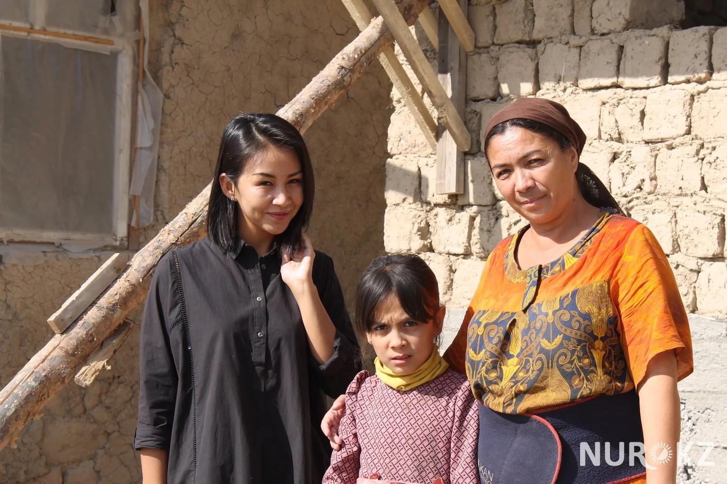В Шымкенте молодая женщина в одиночку строит дом для многодетной семьи (фото)