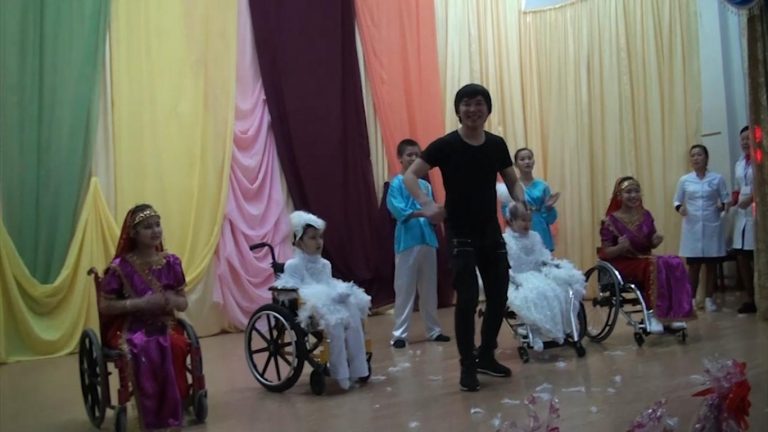 Кайрат Нуртас спел для воспитанников дома инвалидов в ЮКО