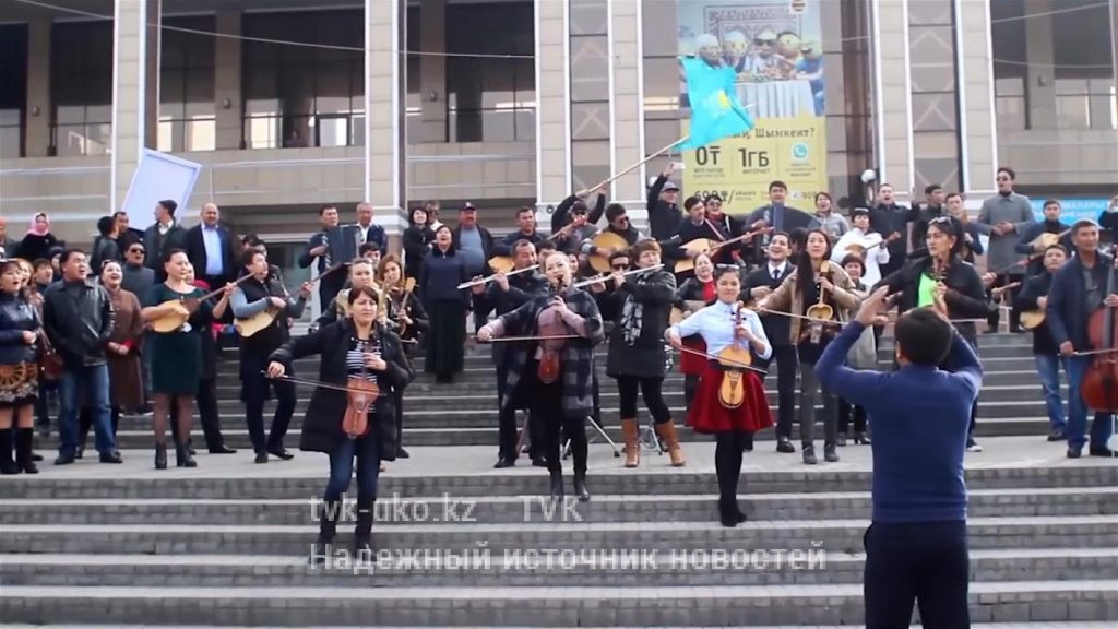 Музыкальный флешмоб на ЖД вокзале Шымкента (как это было)
