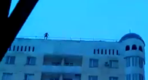 В Шымкенте юноша пытался сброситься с высотки (Видео)
