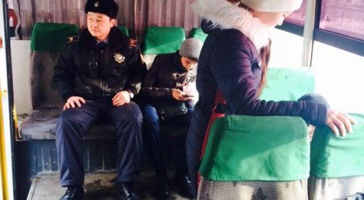 Шымкентские полицейские пересели на автобус и личные автомобили