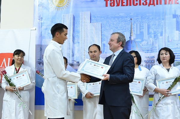 В Шымкенте 56 врачам прошедшие мастер-класс вручили сертификаты