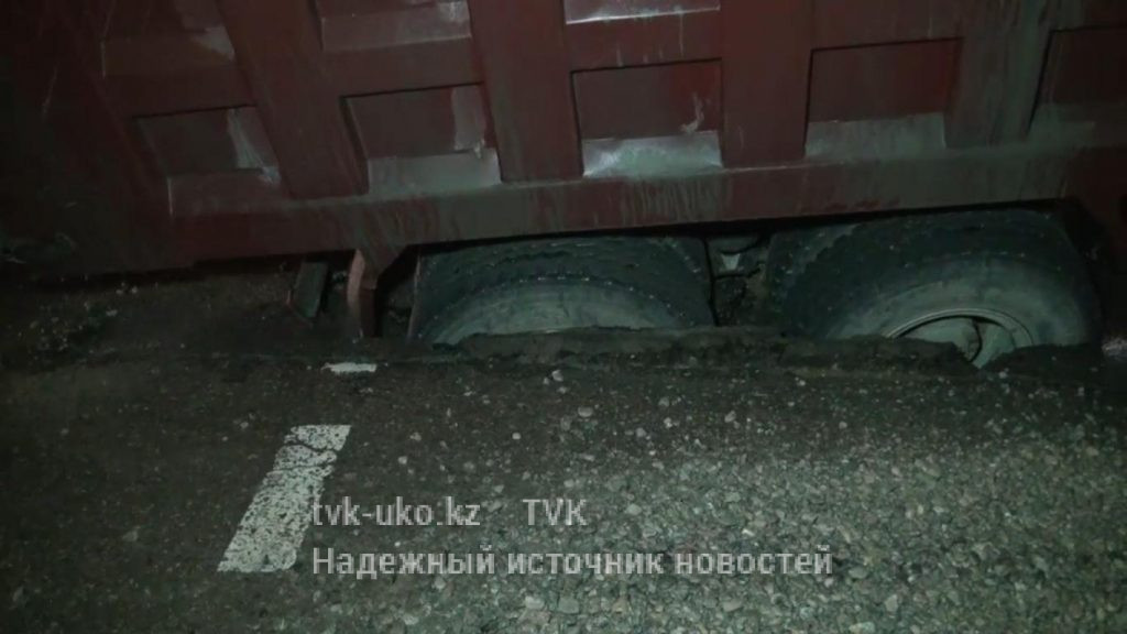 В Шымкенте грузовик провалился в дыру в асфальте