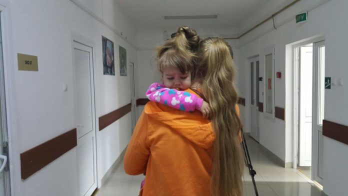 Шымкентская девочка Виола Балан по-прежнему в тяжелом состоянии после операции