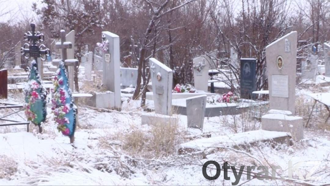 На шымкентских кладбищах исчезают памятники из черного мрамора